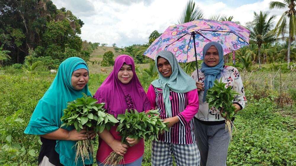 A group of women holding their fresh produce. (c) FAO Philippines
