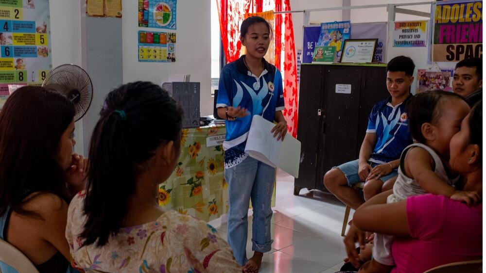 Jenine Ortiz, 23, speaks with adolescent mothers in her community in Barangay Payao, Catbalogan, Samar.  ©UNFPA Philippines / Shirin Bhandari 