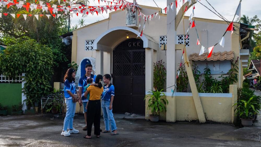 Youth leaders meet with a teenage mother and her child outside the local church in Barangay Payao, Catbalogan, Samar ©UNFPA Philippines / Shirin Bhandari 