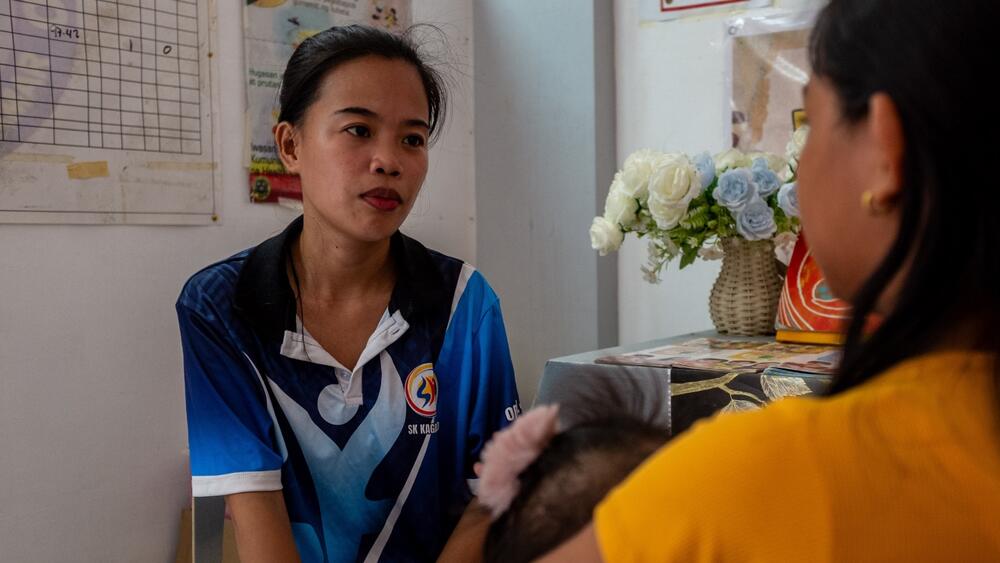 Jenine Ortiz, 23, counsels a young mother in her hometown of Payao, Catbalogan, Samar. ©UNFPA Philippines / Shirin Bhandari 