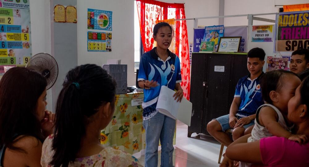 Jenine Ortiz, 23, speaks with adolescent mothers in her community in Barangay Payao, Catbalogan, Samar. ©UNFPA Philippines / Shirin Bhandari 