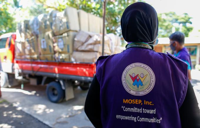 A MOSEP staff on her way to visit a GBV survivor to provide cash support under the Cash for Protection program ⓒ UNFPA Philippines