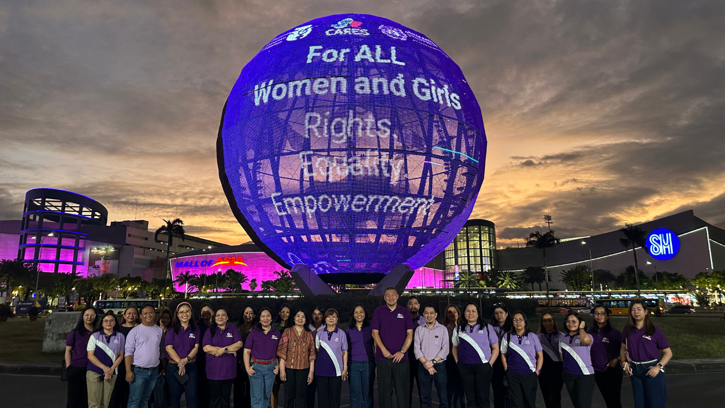  Representatives from UN GTG, PCW and SM Cares pose for a photo during the ceremonial lighting of the SM Mall of Asia globe